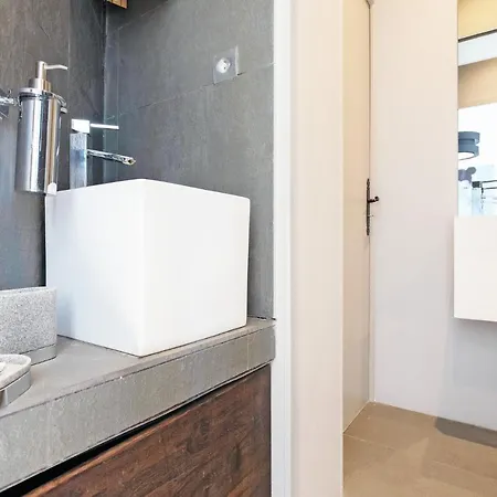 Palais Area: Modern 4 Bedrooms/ 4 Baths *