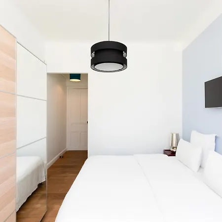 Palais Area: Modern 4 Bedrooms/ 4 Baths