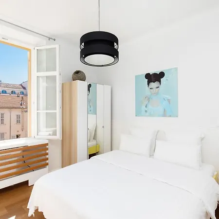 Palais Area: Modern 4 Bedrooms/ 4 Baths *