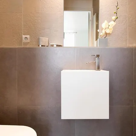 Palais Area: Modern 4 Bedrooms/ 4 Baths