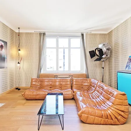 Palais Area: Modern 4 Bedrooms/ 4 Baths アパート