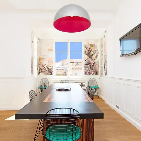 Palais Area: Modern 4 Bedrooms/ 4 Baths アパート