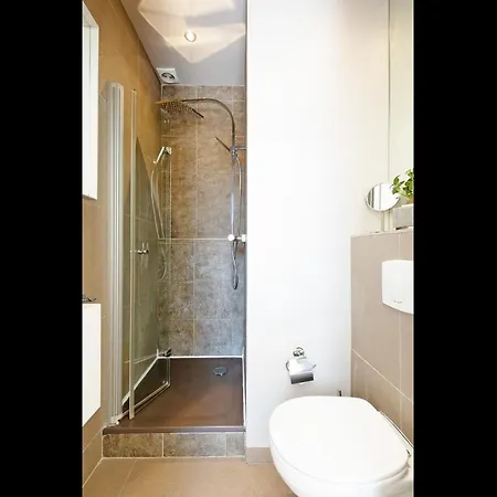 Palais Area: Modern 4 Bedrooms/ 4 Baths