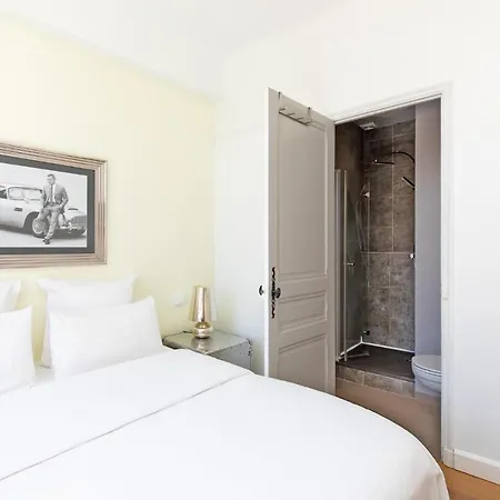 Palais Area: Modern 4 Bedrooms/ 4 Baths