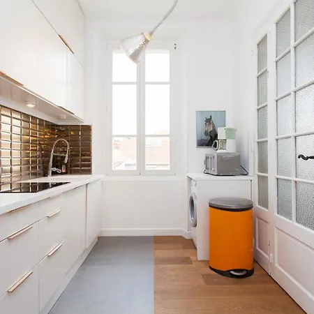 Palais Area: Modern 4 Bedrooms/ 4 Baths アパート