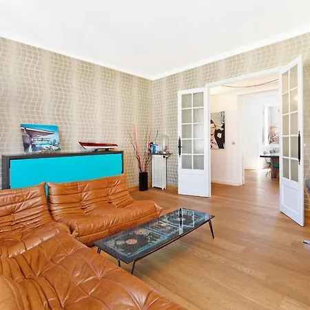 Palais Area: Modern 4 Bedrooms/ 4 Baths *